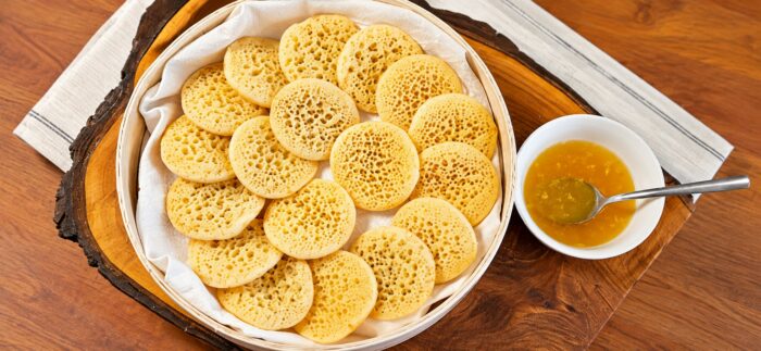 Панкейки с дупчици и мед